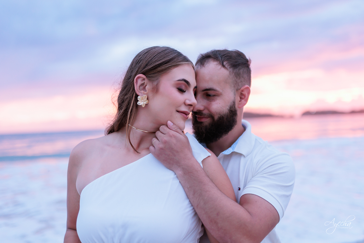 Ensaio Pré Wedding na praia; ensaio de casal na praia; ensaio bombinhas; pré wedding curitiba; ensaio amanhecer; casal nascer do sol; noivos praia; casamento praia sc; fotografos de casamento curitiba; ensaio de casamento 