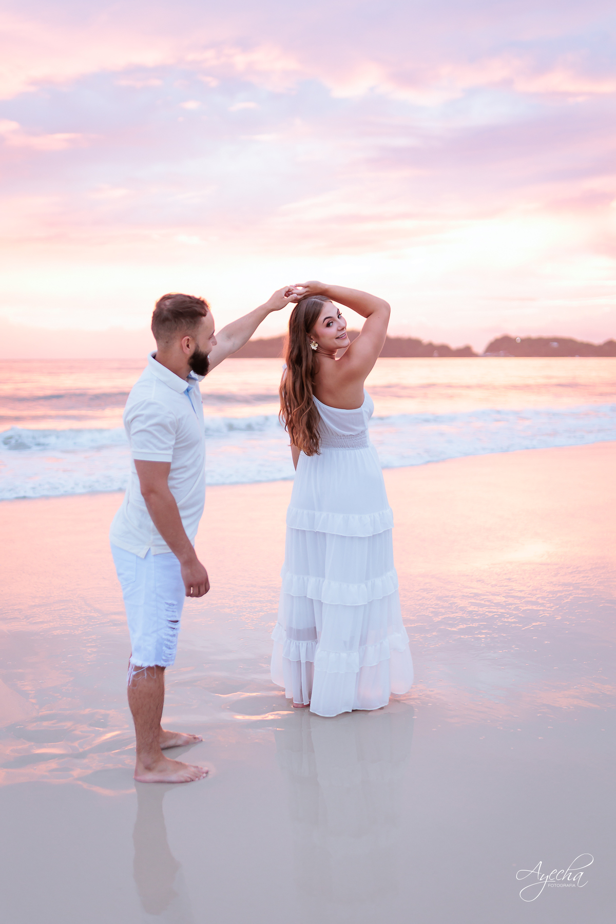 Ensaio Pré Wedding na praia; ensaio de casal na praia; ensaio bombinhas; pré wedding curitiba; ensaio amanhecer; casal nascer do sol; noivos praia; casamento praia sc; fotografos de casamento curitiba; ensaio de casamento 
