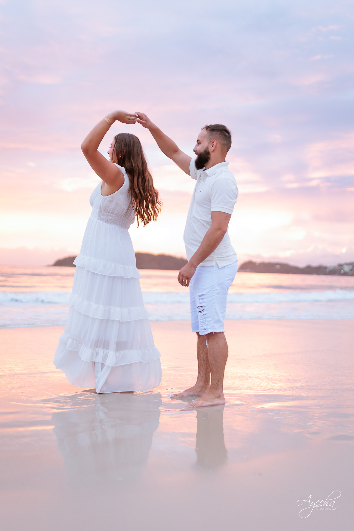 Ensaio Pré Wedding na praia; ensaio de casal na praia; ensaio bombinhas; pré wedding curitiba; ensaio amanhecer; casal nascer do sol; noivos praia; casamento praia sc; fotografos de casamento curitiba; ensaio de casamento 