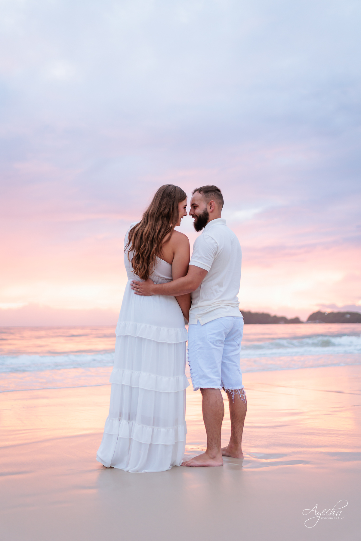Ensaio Pré Wedding na praia; ensaio de casal na praia; ensaio bombinhas; pré wedding curitiba; ensaio amanhecer; casal nascer do sol; noivos praia; casamento praia sc; fotografos de casamento curitiba; ensaio de casamento 