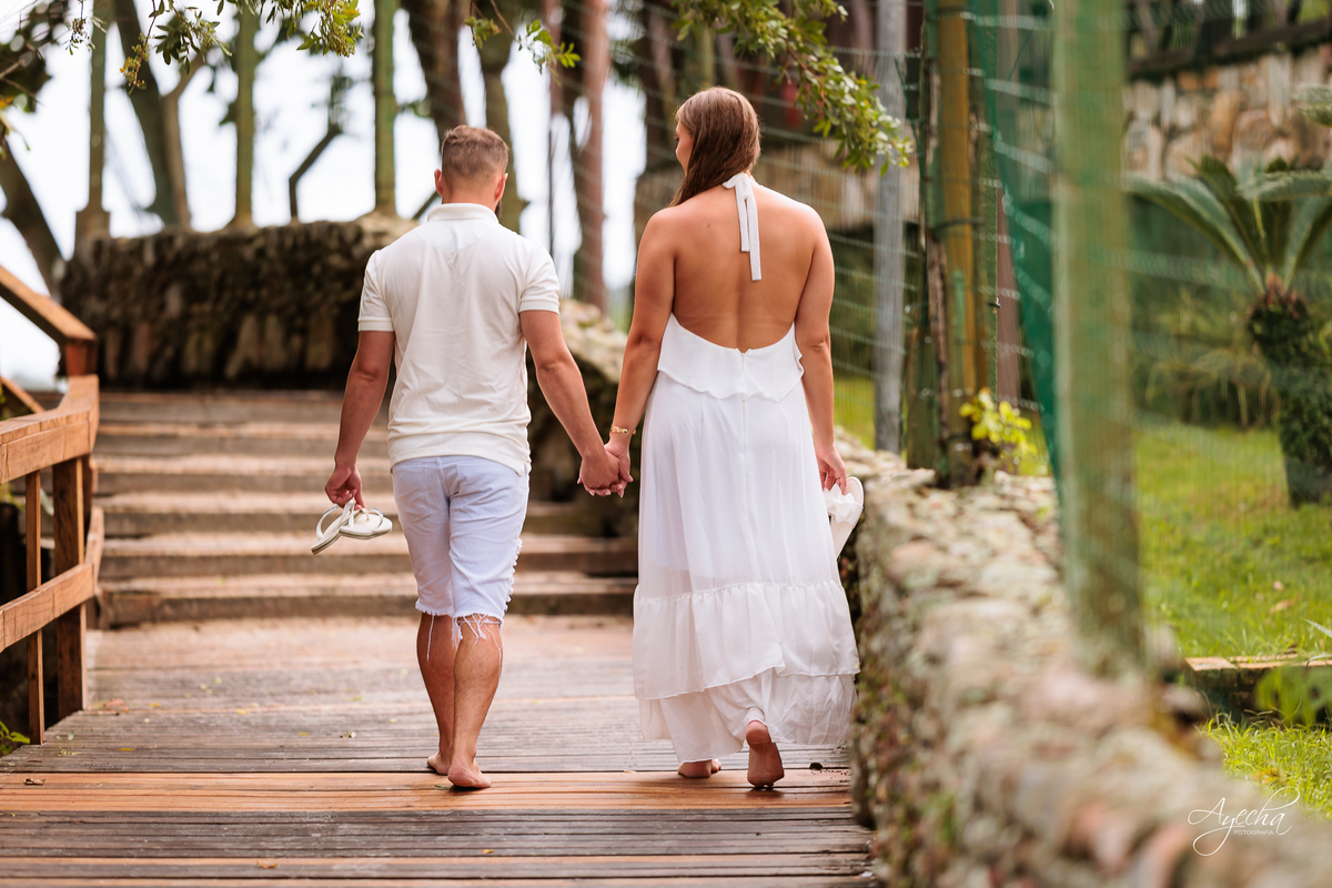 Ensaio Pré Wedding na praia; ensaio de casal na praia; ensaio bombinhas; pré wedding curitiba; ensaio amanhecer; casal nascer do sol; noivos praia; casamento praia sc; fotografos de casamento curitiba; ensaio de casamento 