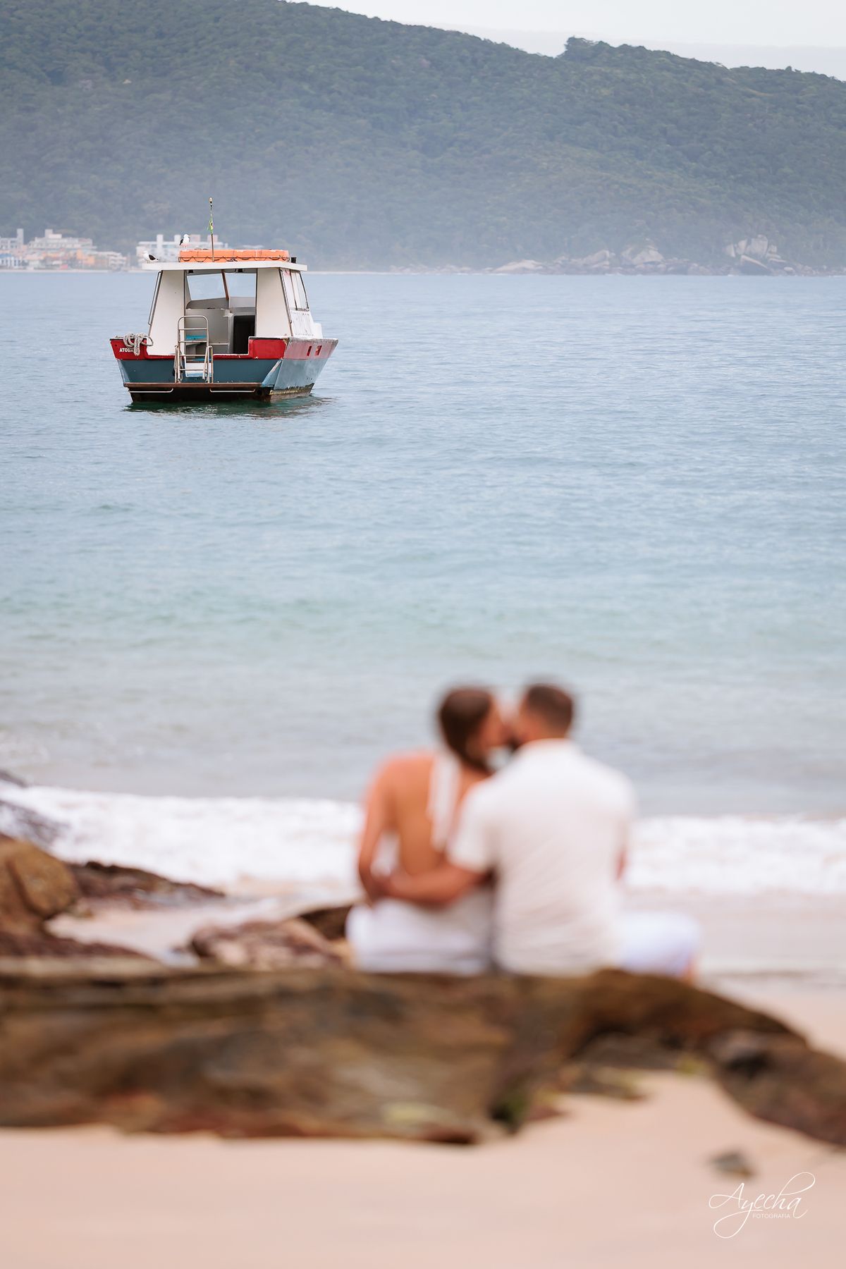 Ensaio Pré Wedding na praia; ensaio de casal na praia; ensaio bombinhas; pré wedding curitiba; ensaio amanhecer; casal nascer do sol; noivos praia; casamento praia sc; fotografos de casamento curitiba; ensaio de casamento 