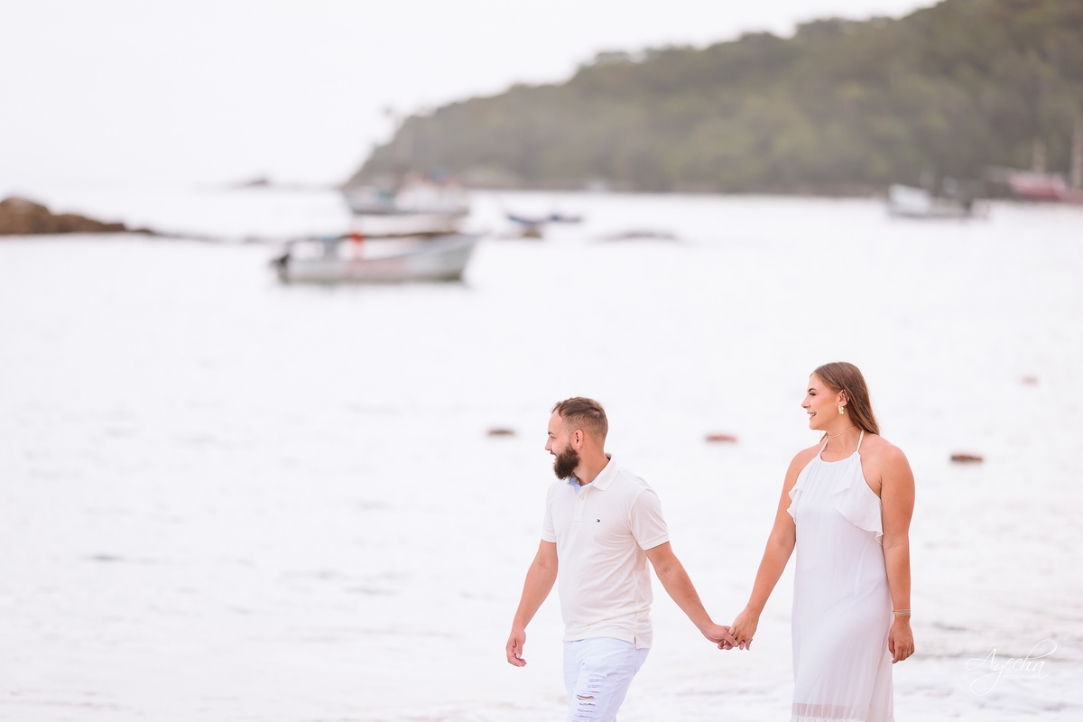 Ensaio Pré Wedding na praia; ensaio de casal na praia; ensaio bombinhas; pré wedding curitiba; ensaio amanhecer; casal nascer do sol; noivos praia; casamento praia sc; fotografos de casamento curitiba; ensaio de casamento 