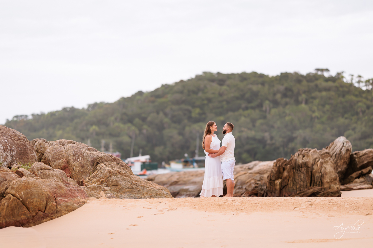 Ensaio Pré Wedding na praia; ensaio de casal na praia; ensaio bombinhas; pré wedding curitiba; ensaio amanhecer; casal nascer do sol; noivos praia; casamento praia sc; fotografos de casamento curitiba; ensaio de casamento 