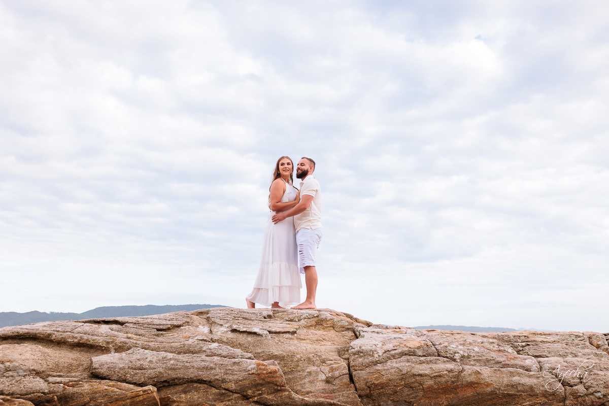 Ensaio Pré Wedding na praia; ensaio de casal na praia; ensaio bombinhas; pré wedding curitiba; ensaio amanhecer; casal nascer do sol; noivos praia; casamento praia sc; fotografos de casamento curitiba; ensaio de casamento 