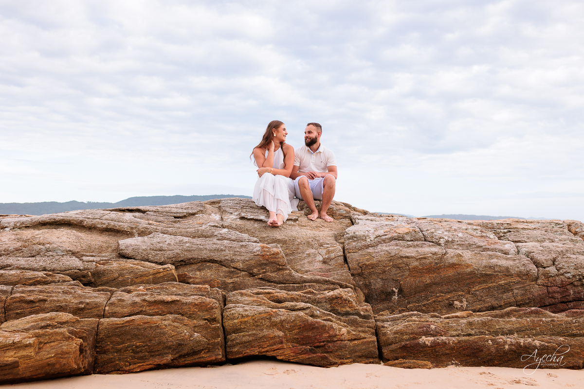 Ensaio Pré Wedding na praia; ensaio de casal na praia; ensaio bombinhas; pré wedding curitiba; ensaio amanhecer; casal nascer do sol; noivos praia; casamento praia sc; fotografos de casamento curitiba; ensaio de casamento 