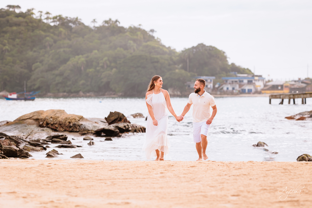 Ensaio Pré Wedding na praia; ensaio de casal na praia; ensaio bombinhas; pré wedding curitiba; ensaio amanhecer; casal nascer do sol; noivos praia; casamento praia sc; fotografos de casamento curitiba; ensaio de casamento 