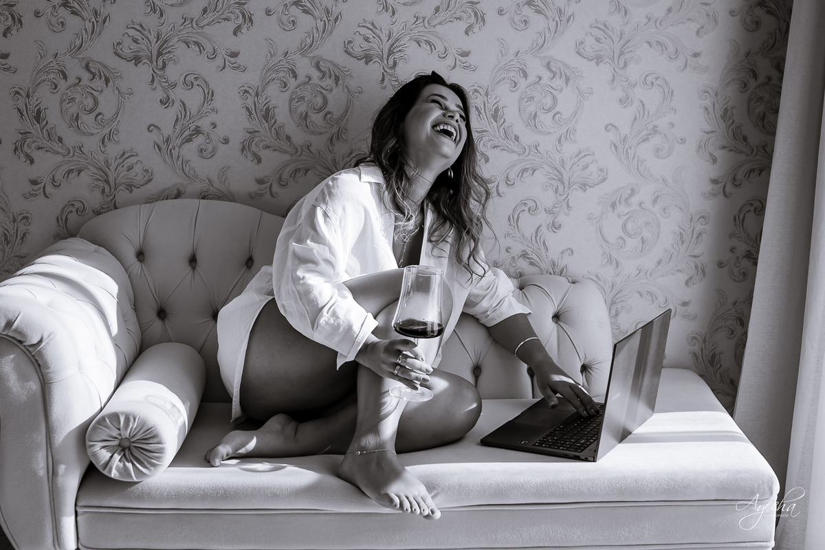 ensaio feminino; ensaio 40 anos; foto de aniversário; ensaio sensual; budoir; fotografa de muheres; ensaio de muheres; ensaio elegante; ideias para ensaio de aniversario; 50 anos; 30 anos; vinho; ensaio taça de vinho; 