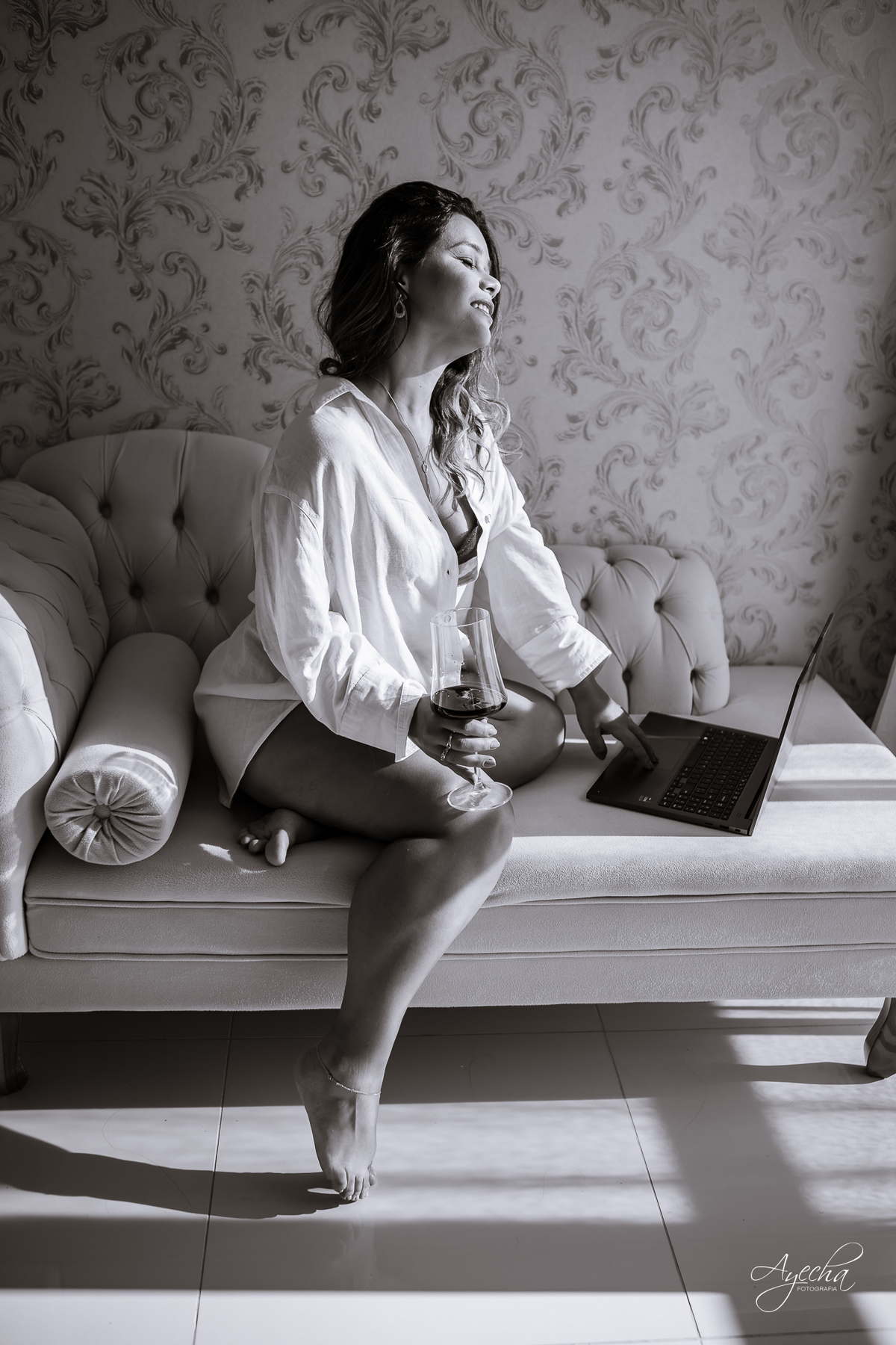 ensaio feminino; ensaio 40 anos; foto de aniversário; ensaio sensual; budoir; fotografa de muheres; ensaio de muheres; ensaio elegante; ideias para ensaio de aniversario; 50 anos; 30 anos; vinho; ensaio taça de vinho; 