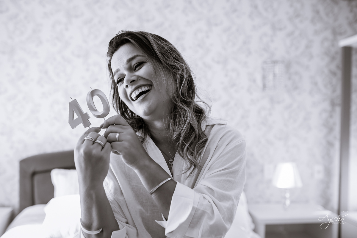 ensaio feminino; ensaio 40 anos; foto de aniversário; ensaio sensual; budoir; fotografa de muheres; ensaio de muheres; ensaio elegante; ideias para ensaio de aniversario; 50 anos; 30 anos; vinho; ensaio taça de vinho; 