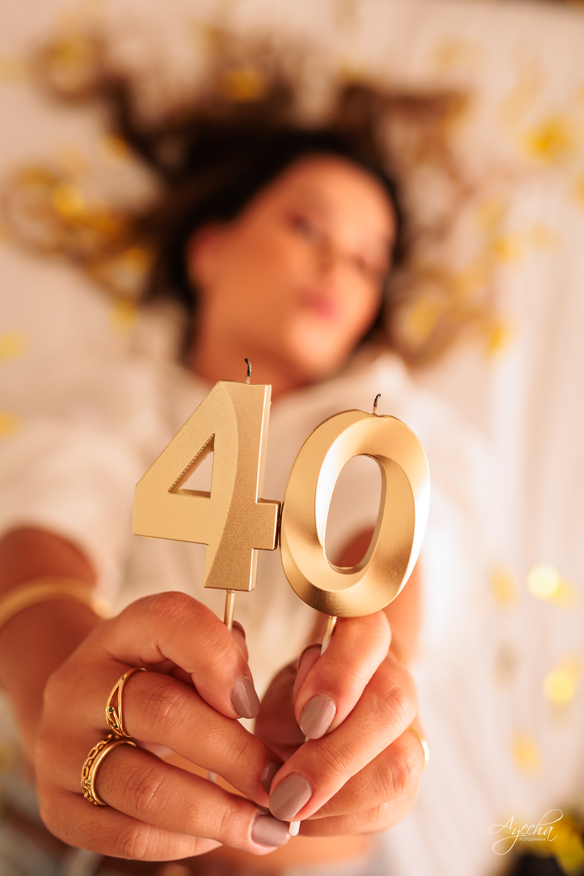 ensaio feminino; ensaio 40 anos; foto de aniversário; ensaio sensual; budoir; fotografa de muheres; ensaio de muheres; ensaio elegante; ideias para ensaio de aniversario; 50 anos; 30 anos; vinho; ensaio taça de vinho; 