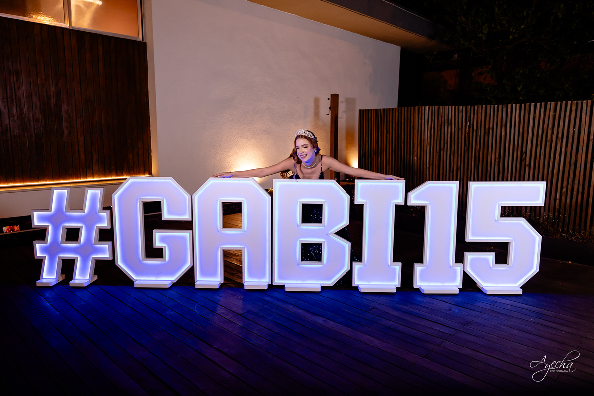 mansao jardino; fotos eventos curitiba; vestido azul; debutante curitiba; 15 anos mansao jardino fotos; lugares para festas de 15 anos; espaço para festa 15 anos curitiba; debut; debut curitiba; 15 anos curitiba; festa 15 anos fotos;