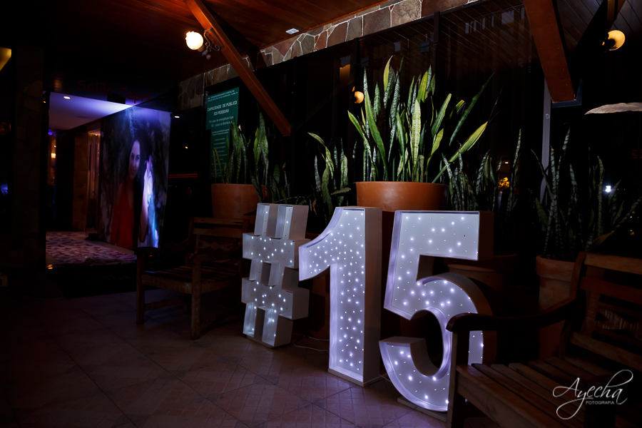 Fotografia de 15 anos; Vídeo de 15 anos; Debutantes Curitiba; Deborah Ayecha Fotografia; Festa de debutante; Festa de 15 anos; Letreiro Luminoso Curitiba
