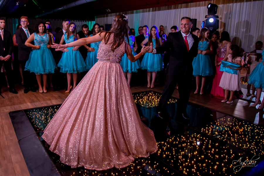 Cynthia Ayres Decoração; 15 anos; Debutantes Curitiba; Associação Sanepar Curitiba; 15 anos bailarina; balada 15 anos; deborah ayecha fotografia; fotógrafos curitiba; melhores fotografos casamento curitiba; ensaio debutante; bolo vivo 15 anos;