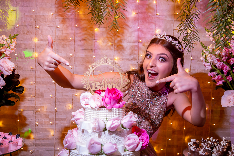 Cynthia Ayres Decoração; 15 anos; Debutantes Curitiba; Associação Sanepar Curitiba; 15 anos bailarina; balada 15 anos; deborah ayecha fotografia; fotógrafos curitiba; melhores fotografos casamento curitiba; ensaio debutante; bolo vivo 15 anos;