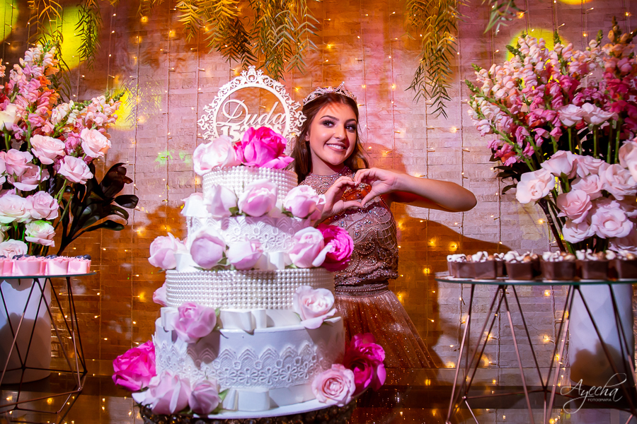 Cynthia Ayres Decoração; 15 anos; Debutantes Curitiba; Associação Sanepar Curitiba; 15 anos bailarina; balada 15 anos; deborah ayecha fotografia; fotógrafos curitiba; melhores fotografos casamento curitiba; ensaio debutante; bolo vivo 15 anos;