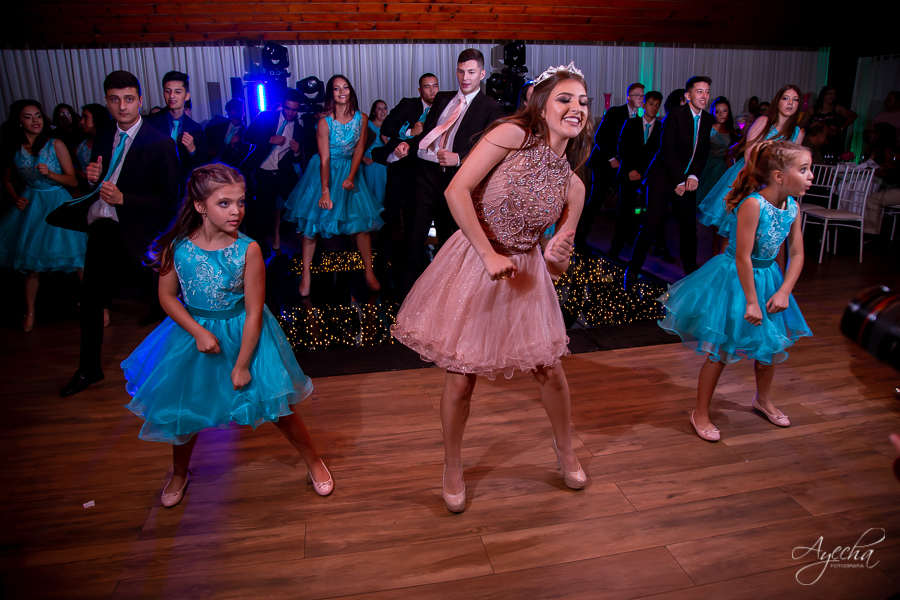 Cynthia Ayres Decoração; 15 anos; Debutantes Curitiba; Associação Sanepar Curitiba; 15 anos bailarina; balada 15 anos; deborah ayecha fotografia; fotógrafos curitiba; melhores fotografos casamento curitiba; ensaio debutante; bolo vivo 15 anos;