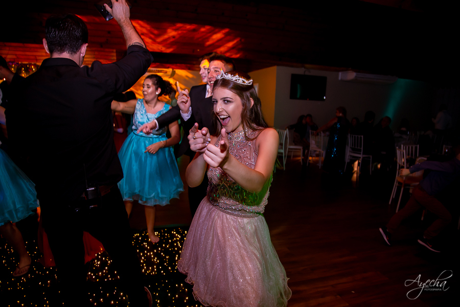 Cynthia Ayres Decoração; 15 anos; Debutantes Curitiba; Associação Sanepar Curitiba; 15 anos bailarina; balada 15 anos; deborah ayecha fotografia; fotógrafos curitiba; melhores fotografos casamento curitiba; barthender curitiba; bolo vivo 15 anos;