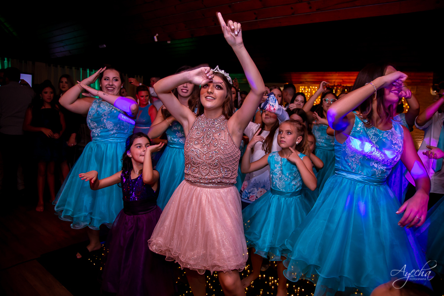 Cynthia Ayres Decoração; 15 anos; Debutantes Curitiba; Associação Sanepar Curitiba; 15 anos bailarina; balada 15 anos; deborah ayecha fotografia; fotógrafos curitiba; melhores fotografos casamento curitiba; barthender curitiba; bolo vivo 15 anos;