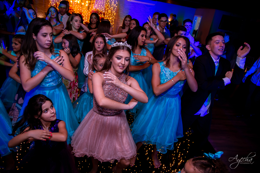 Cynthia Ayres Decoração; 15 anos; Debutantes Curitiba; Associação Sanepar Curitiba; 15 anos bailarina; balada 15 anos; deborah ayecha fotografia; fotógrafos curitiba; melhores fotografos casamento curitiba; barthender curitiba; bolo vivo 15 anos;