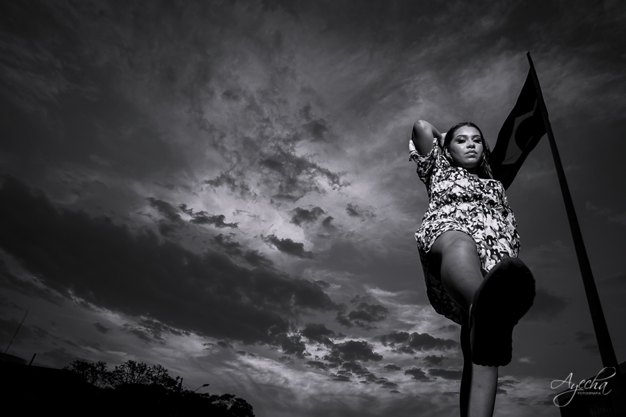 Ensaio urbano; Ensaio em Curitiba; 15 anos curitiba; debutantes curitiba; ensaio de debutante curitiba; debutantes piraquara; pinhais; são josé dos pinhais; praça nossa senhora de salete; ensaio por do sol; deborah ayecha fotografia