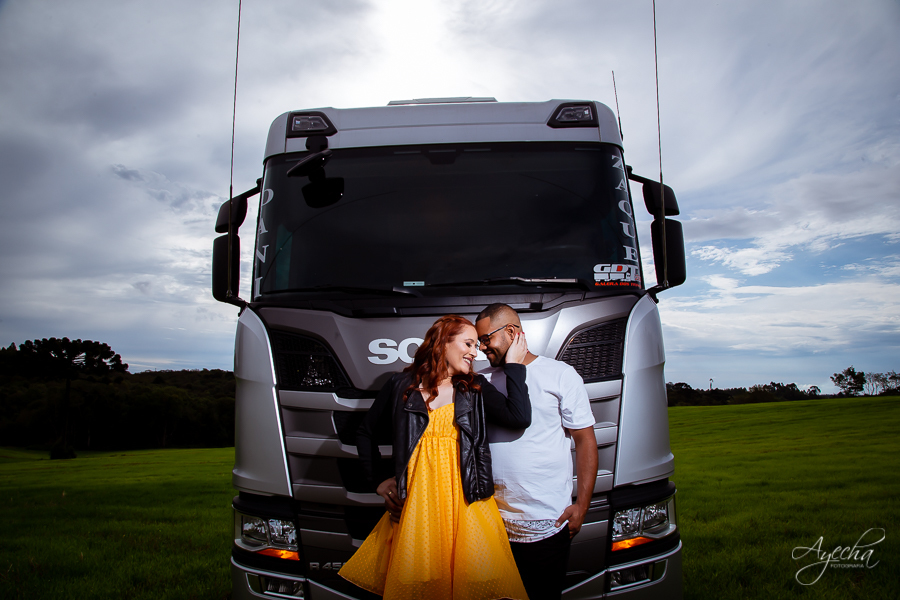Ensaio no campo; ensaio com caminhão; scania; chácara nogarotto; ateliê marjô schastai, chácaras para ensaio curitiba; ensaio agro; pré wedding; fotógrafos de casamento; idéias para ensaio de casal; ensaio de casamento; 