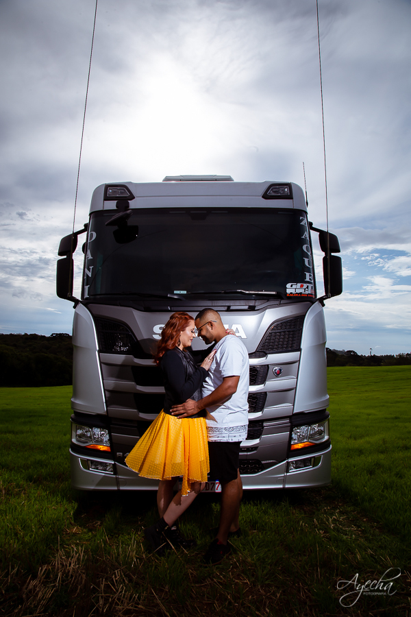 Ensaio no campo; ensaio com caminhão; scania; chácara nogarotto; ateliê marjô schastai, chácaras para ensaio curitiba; ensaio agro; pré wedding; fotógrafos de casamento; idéias para ensaio de casal; ensaio de casamento; 