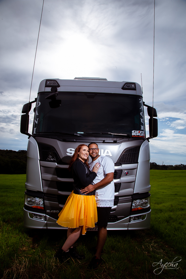 Ensaio no campo; ensaio com caminhão; scania; chácara nogarotto; ateliê marjô schastai, chácaras para ensaio curitiba; ensaio agro; pré wedding; fotógrafos de casamento; idéias para ensaio de casal; ensaio de casamento; 