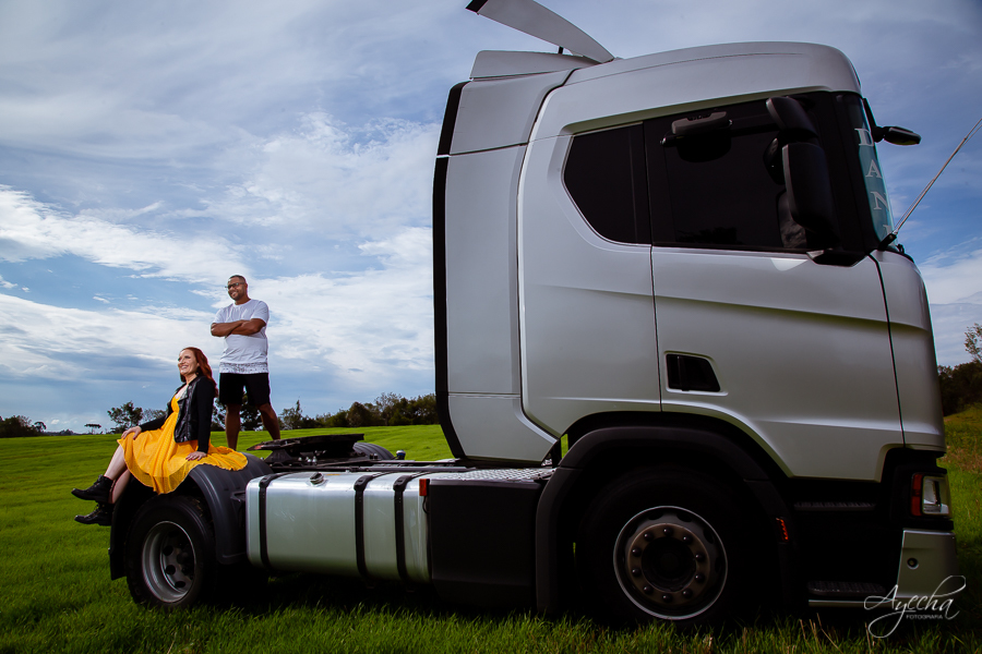 Ensaio no campo; ensaio com caminhão; scania; chácara nogarotto; ateliê marjô schastai, chácaras para ensaio curitiba; ensaio agro; pré wedding; fotógrafos de casamento; idéias para ensaio de casal; ensaio de casamento; 