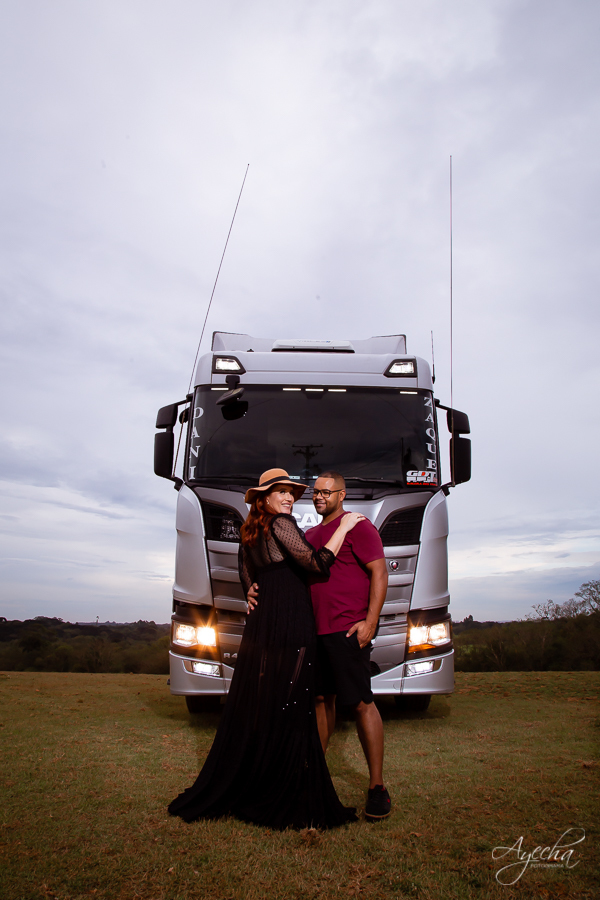 Ensaio no campo; ensaio com caminhão; scania; chácara nogarotto; ateliê marjô schastai, chácaras para ensaio curitiba; ensaio agro; pré wedding; fotógrafos de casamento; idéias para ensaio de casal; ensaio de casamento;  ensaio fotográfico plantação