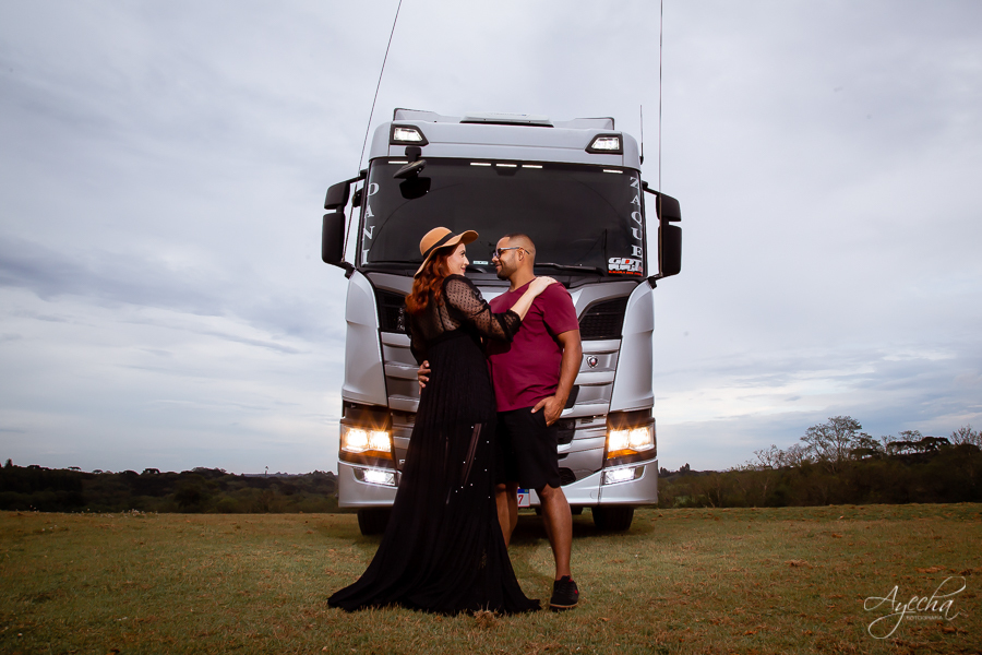 Ensaio no campo; ensaio com caminhão; scania; chácara nogarotto; ateliê marjô schastai, chácaras para ensaio curitiba; ensaio agro; pré wedding; fotógrafos de casamento; idéias para ensaio de casal; ensaio de casamento;  ensaio fotográfico plantação
