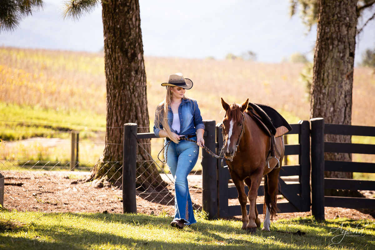 Ensaio debutante coutry, ensaio 15 anos cavalo, ensaio são luiz do purunã, debutar, ensaio princesa; vestido de debutante araucária; ensaio fazenda, 
