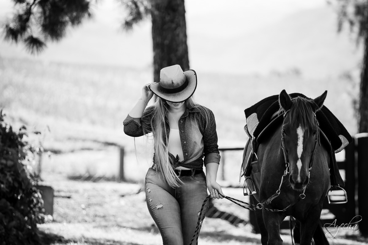 Ensaio debutante coutry, ensaio 15 anos cavalo, ensaio são luiz do purunã, debutar, ensaio princesa; vestido de debutante araucária; ensaio cowgirl; fotos com cavalo; ensaio na fazenda;