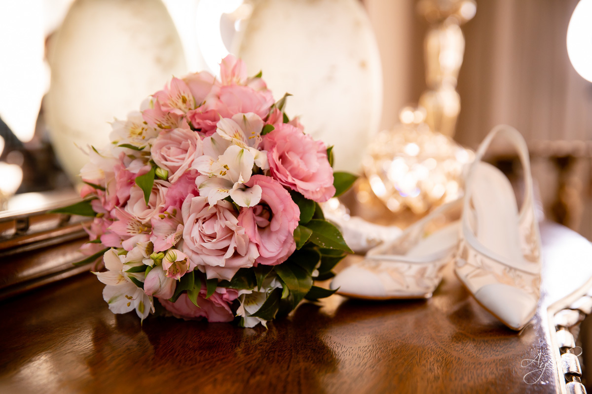 La casa da noiva; Santuário Nossa Senhora de Lourdes; Noivas curitibanas; noivas de curitiba; fotografo de casamento curitiba; fotografia de casamento curitiba; casamento na igreja; ensaio dos noivos; teatro paiol; 