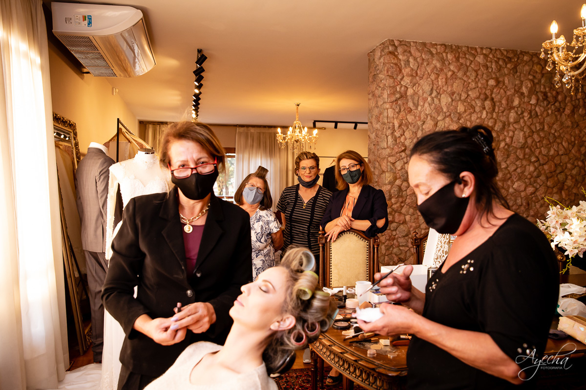 La casa da noiva; Santuário Nossa Senhora de Lourdes; Noivas curitibanas; noivas de curitiba; fotografo de casamento curitiba; fotografia de casamento curitiba; casamento na igreja; ensaio dos noivos; teatro paiol; 