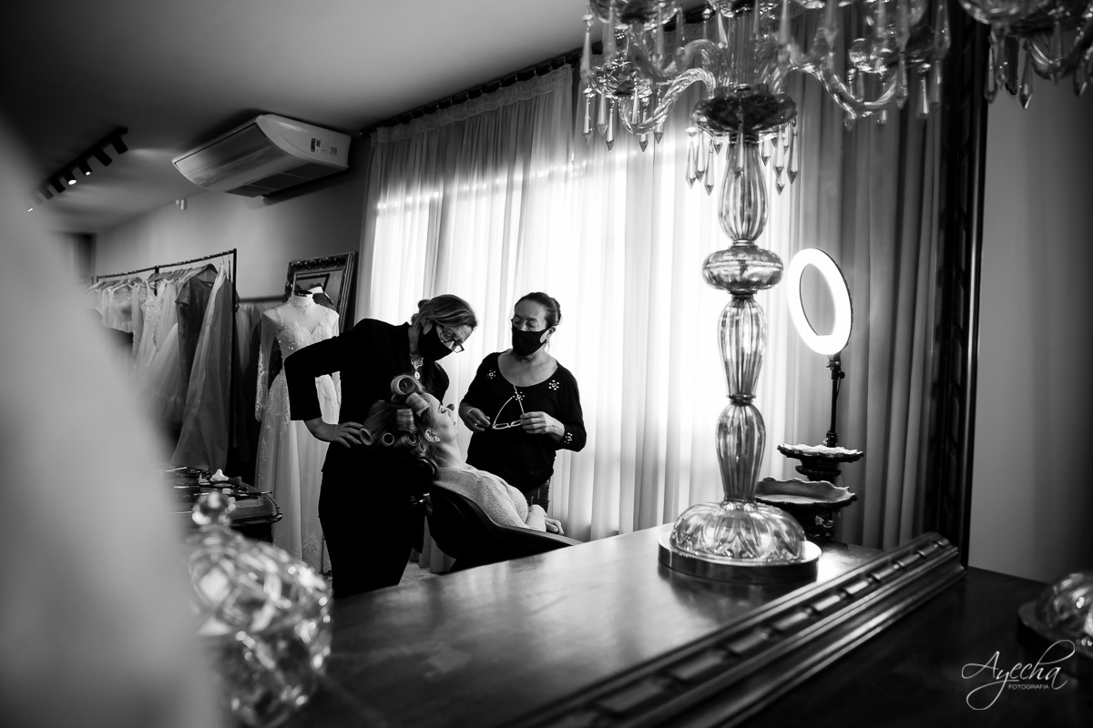 La casa da noiva; Santuário Nossa Senhora de Lourdes; Noivas curitibanas; noivas de curitiba; fotografo de casamento curitiba; fotografia de casamento curitiba; casamento na igreja; ensaio dos noivos; teatro paiol; 