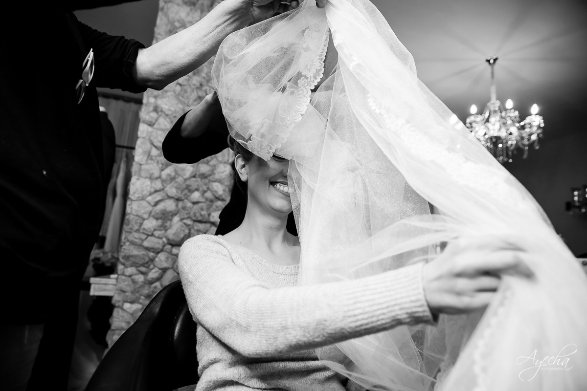 La casa da noiva; Santuário Nossa Senhora de Lourdes; Noivas curitibanas; noivas de curitiba; fotografo de casamento curitiba; fotografia de casamento curitiba; casamento na igreja; ensaio dos noivos; teatro paiol; 