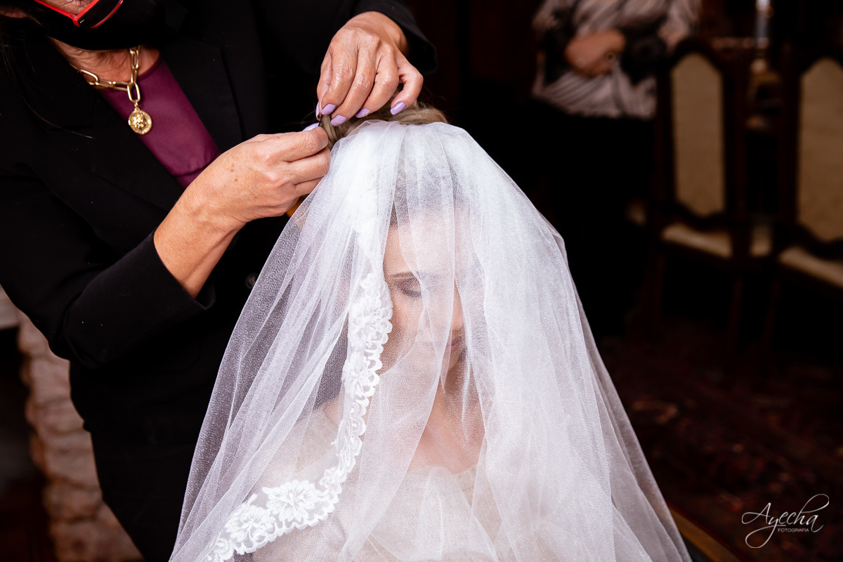 La casa da noiva; Santuário Nossa Senhora de Lourdes; Noivas curitibanas; noivas de curitiba; fotografo de casamento curitiba; fotografia de casamento curitiba; casamento na igreja; ensaio dos noivos; teatro paiol; 