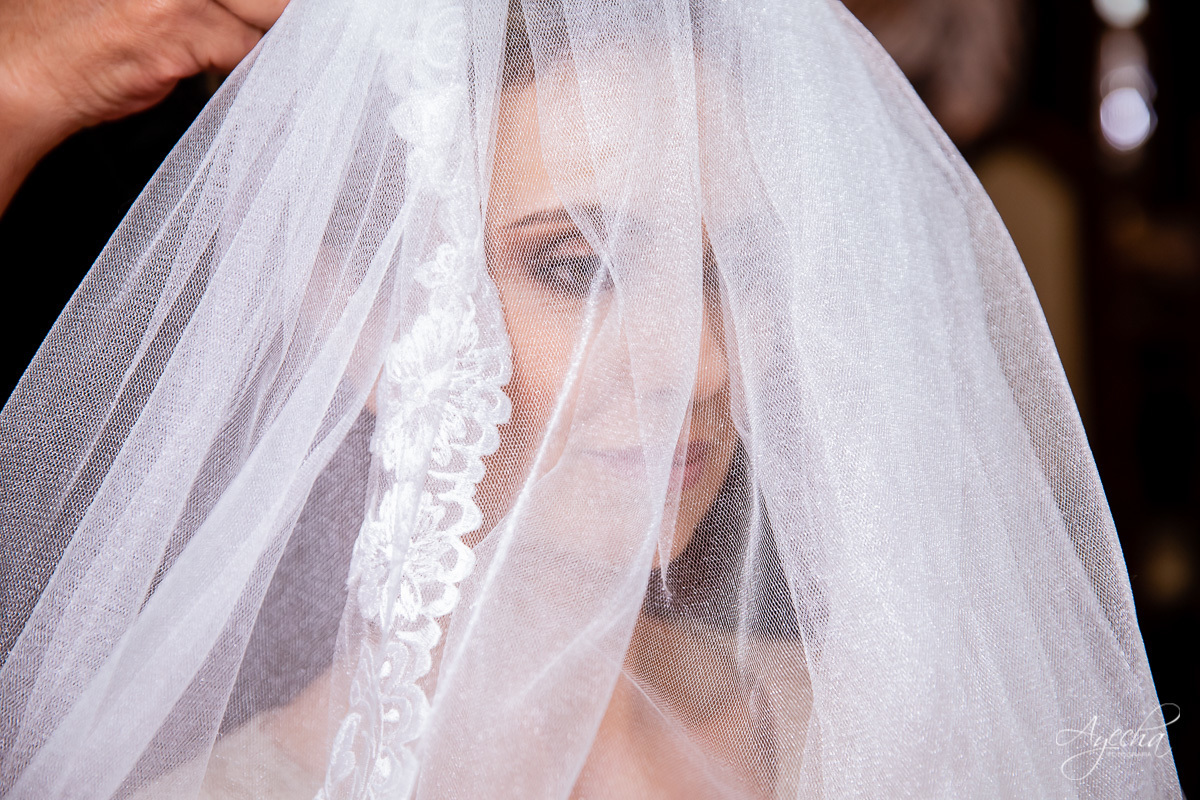 La casa da noiva; Santuário Nossa Senhora de Lourdes; Noivas curitibanas; noivas de curitiba; fotografo de casamento curitiba; fotografia de casamento curitiba; casamento na igreja; ensaio dos noivos; teatro paiol; 