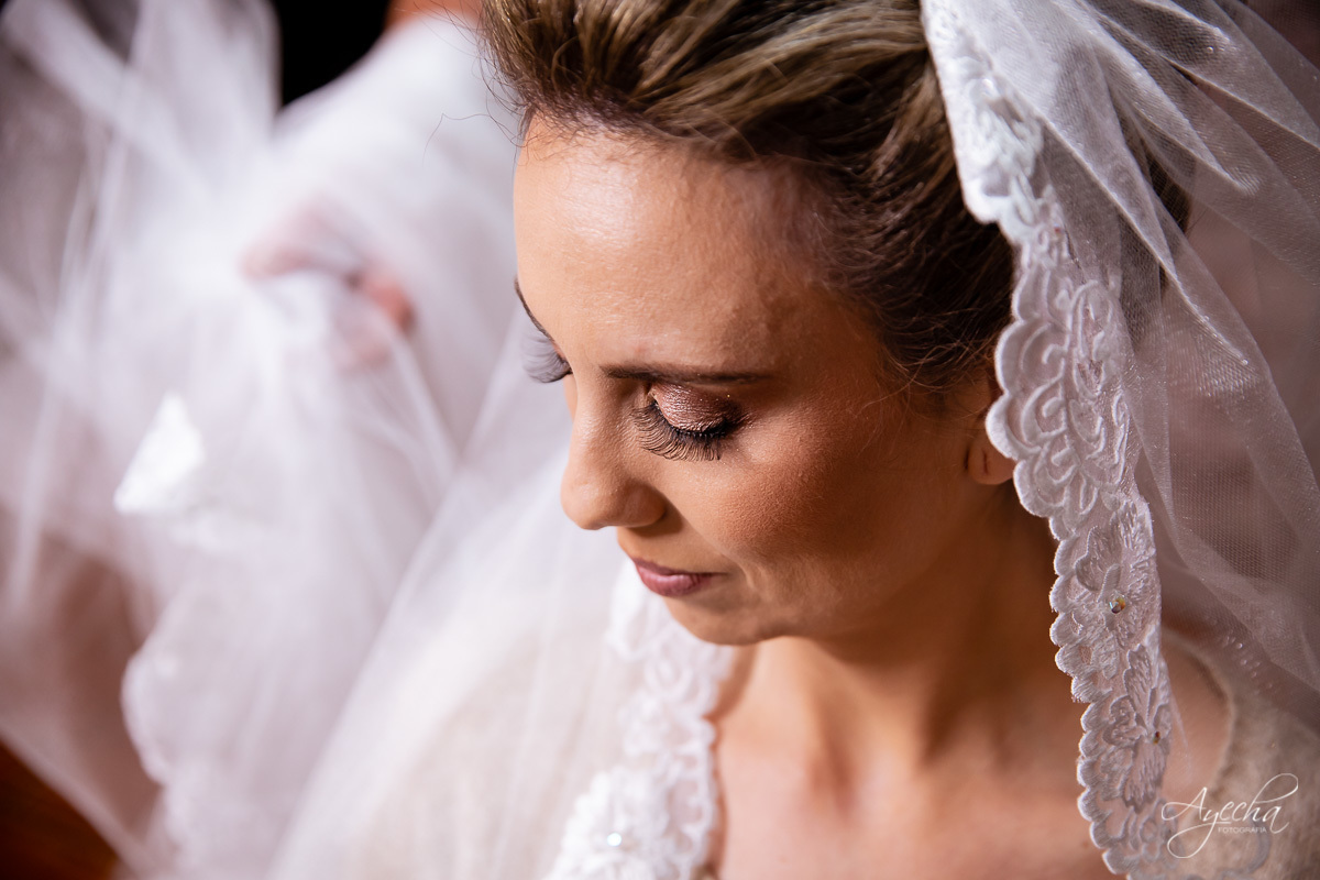 La casa da noiva; Santuário Nossa Senhora de Lourdes; Noivas curitibanas; noivas de curitiba; fotografo de casamento curitiba; fotografia de casamento curitiba; casamento na igreja; ensaio dos noivos; teatro paiol; 
