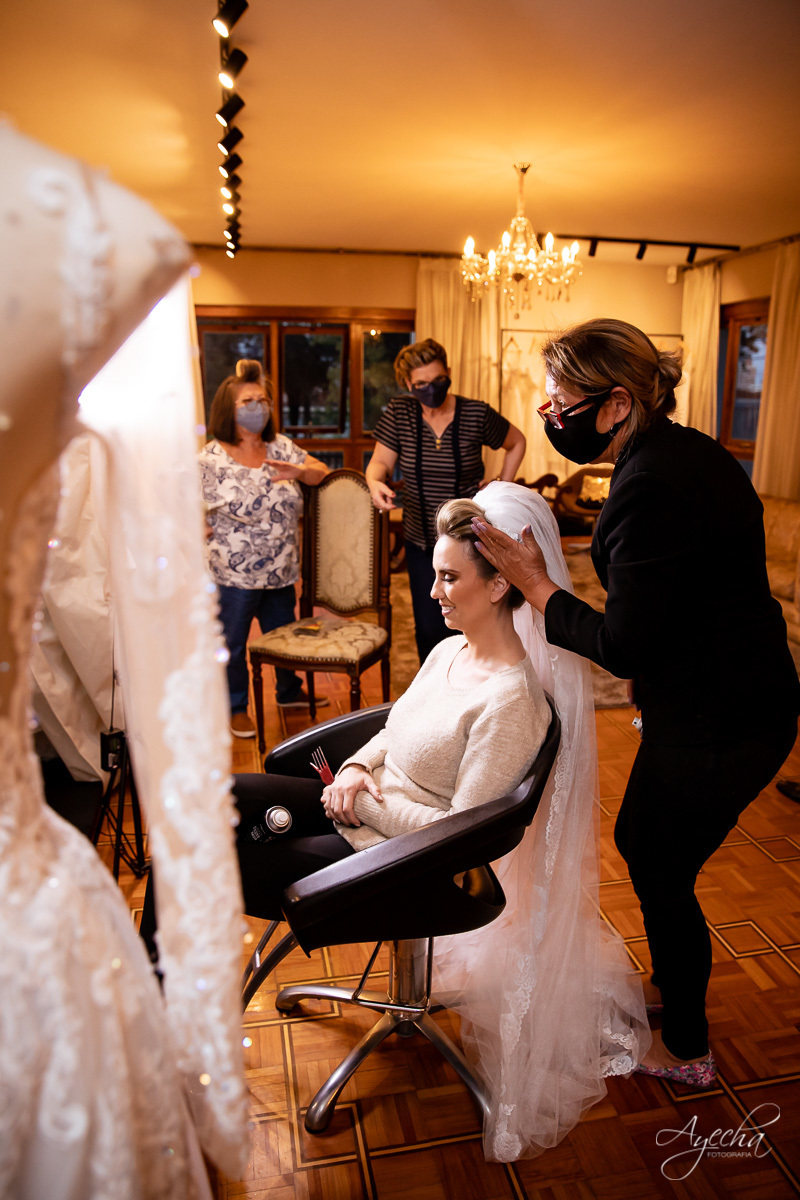 La casa da noiva; Santuário Nossa Senhora de Lourdes; Noivas curitibanas; noivas de curitiba; fotografo de casamento curitiba; fotografia de casamento curitiba; casamento na igreja; ensaio dos noivos; teatro paiol; 