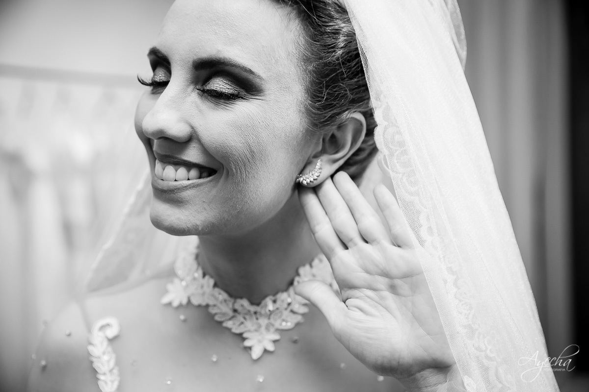 La casa da noiva; Santuário Nossa Senhora de Lourdes; Noivas curitibanas; noivas de curitiba; fotografo de casamento curitiba; fotografia de casamento curitiba; casamento na igreja; ensaio dos noivos; teatro paiol; 