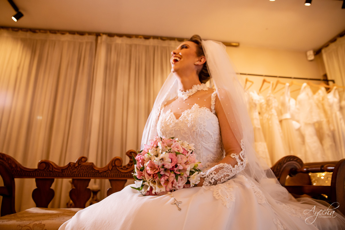 La casa da noiva; Santuário Nossa Senhora de Lourdes; Noivas curitibanas; noivas de curitiba; fotografo de casamento curitiba; fotografia de casamento curitiba; casamento na igreja; ensaio dos noivos; teatro paiol; 