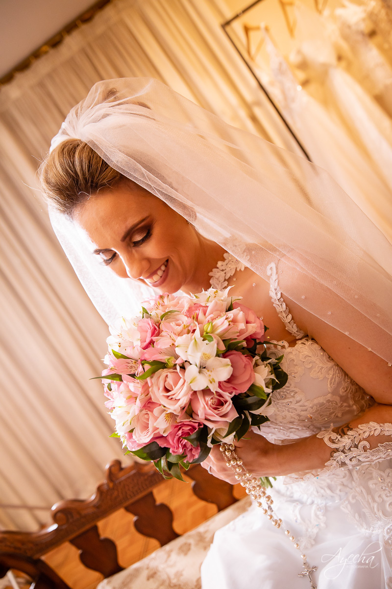 La casa da noiva; Santuário Nossa Senhora de Lourdes; Noivas curitibanas; noivas de curitiba; fotografo de casamento curitiba; fotografia de casamento curitiba; casamento na igreja; ensaio dos noivos; teatro paiol; 