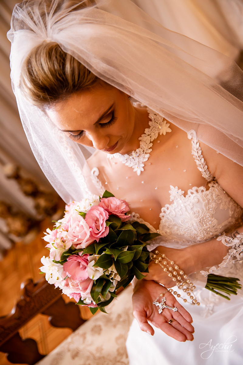 La casa da noiva; Santuário Nossa Senhora de Lourdes; Noivas curitibanas; noivas de curitiba; fotografo de casamento curitiba; fotografia de casamento curitiba; casamento na igreja; ensaio dos noivos; teatro paiol; 