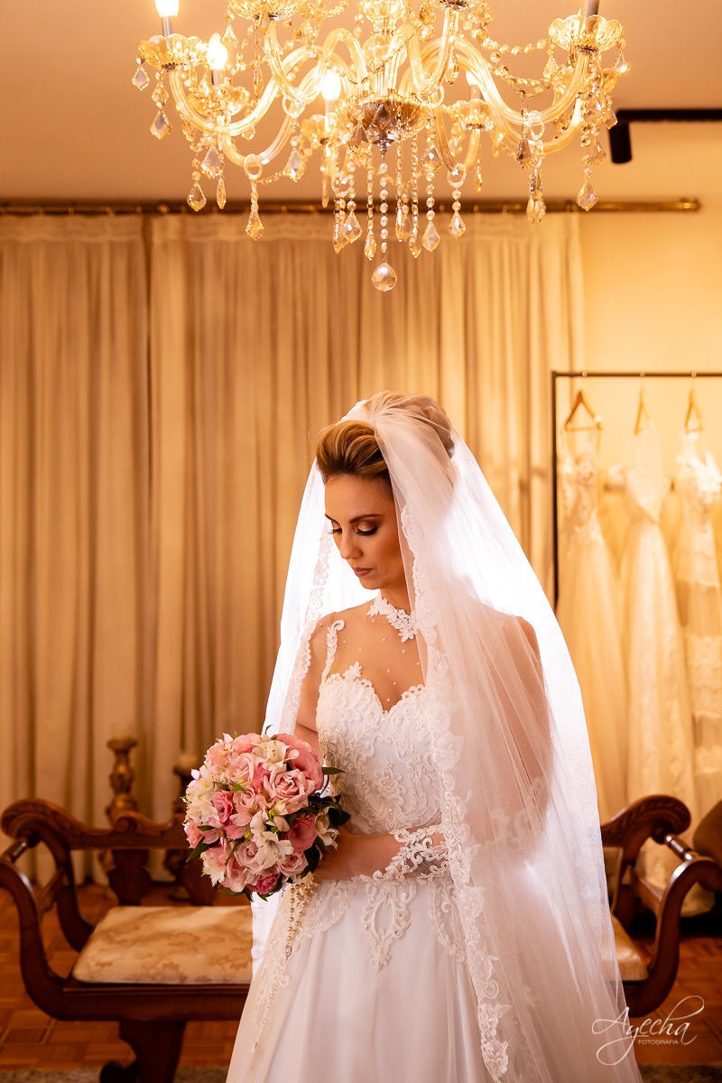 La casa da noiva; Santuário Nossa Senhora de Lourdes; Noivas curitibanas; noivas de curitiba; fotografo de casamento curitiba; fotografia de casamento curitiba; casamento na igreja; ensaio dos noivos; teatro paiol; 