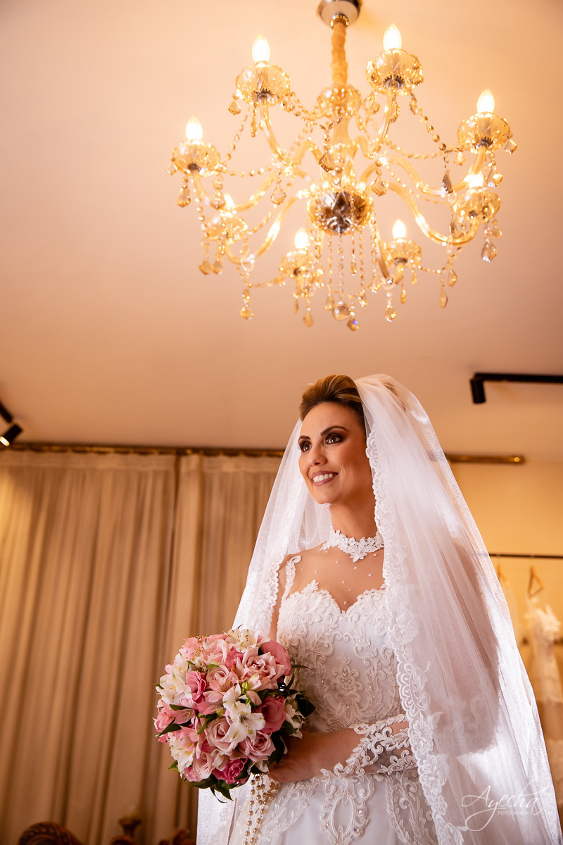 La casa da noiva; Santuário Nossa Senhora de Lourdes; Noivas curitibanas; noivas de curitiba; fotografo de casamento curitiba; fotografia de casamento curitiba; casamento na igreja; ensaio dos noivos; teatro paiol; 