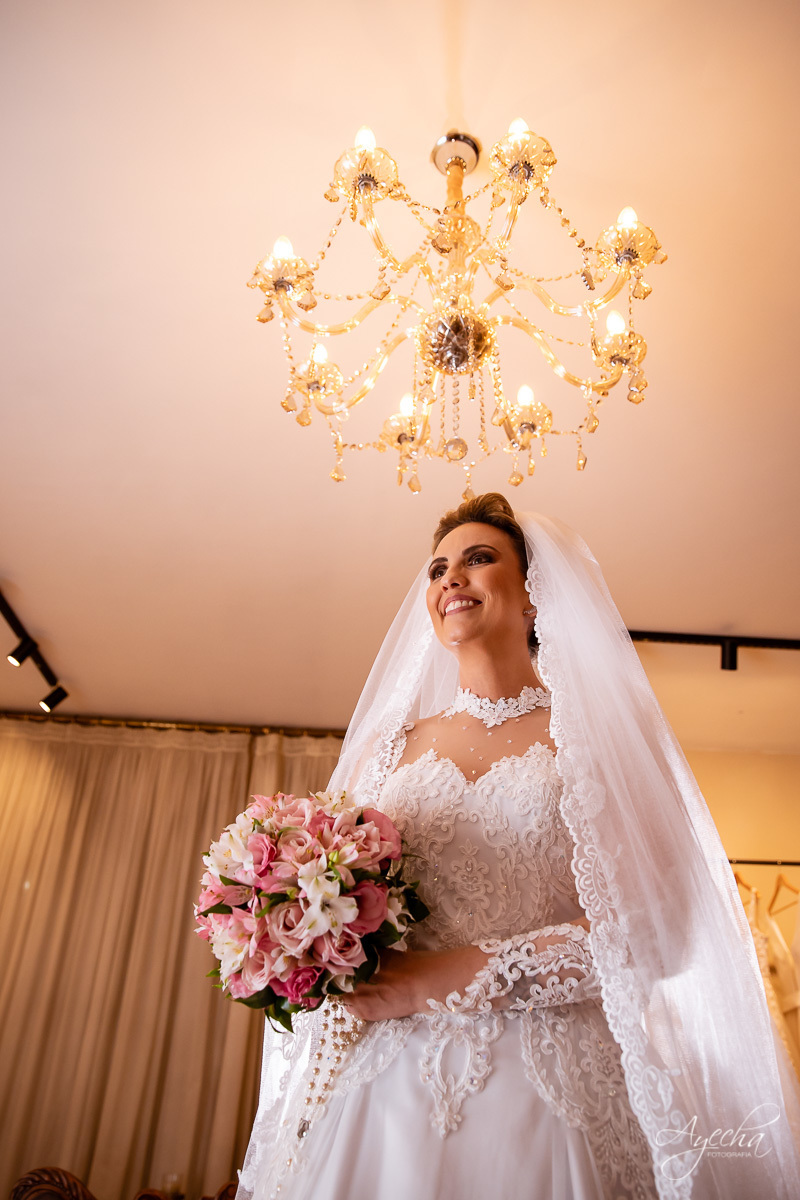 La casa da noiva; Santuário Nossa Senhora de Lourdes; Noivas curitibanas; noivas de curitiba; fotografo de casamento curitiba; fotografia de casamento curitiba; casamento na igreja; ensaio dos noivos; teatro paiol; 