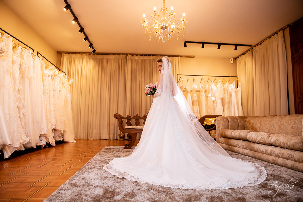 La casa da noiva; Santuário Nossa Senhora de Lourdes; Noivas curitibanas; noivas de curitiba; fotografo de casamento curitiba; fotografia de casamento curitiba; casamento na igreja; ensaio dos noivos; teatro paiol; 