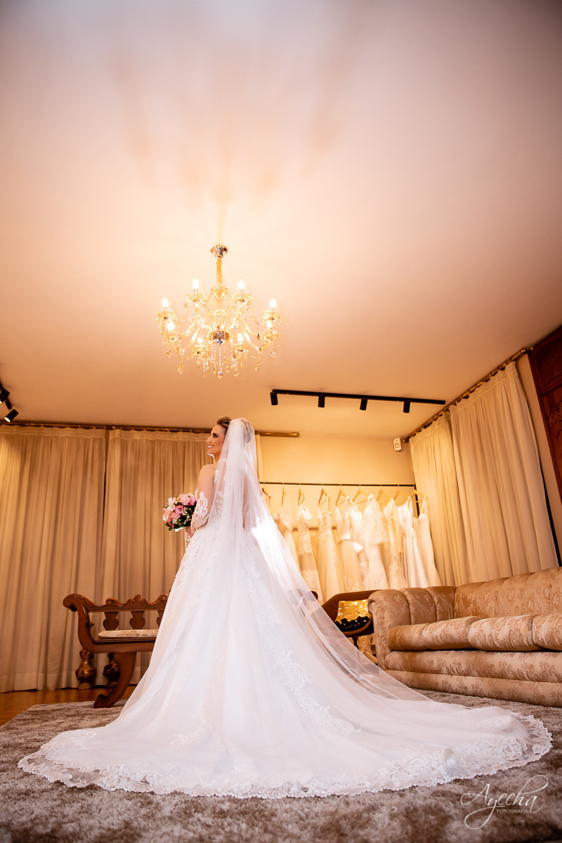La casa da noiva; Santuário Nossa Senhora de Lourdes; Noivas curitibanas; noivas de curitiba; fotografo de casamento curitiba; fotografia de casamento curitiba; casamento na igreja; ensaio dos noivos; teatro paiol; 